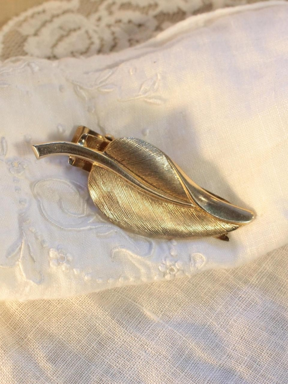 Vintage Gold Leaf Brooch Pin